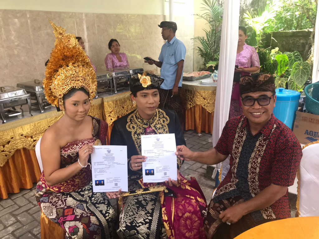 Apresiasi Masyarakat dalaam Penyerahan KK Baru, Akta Perkawinan dan (KTP) Baru di Banjar Pengilian